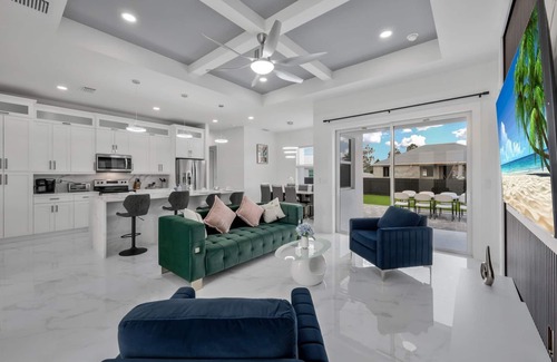 Sunshine House | Modern Vacation Home Fully Fences Near Airport