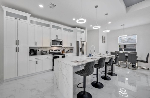 Sunshine House | Modern Vacation Home Fully Fences Near Airport