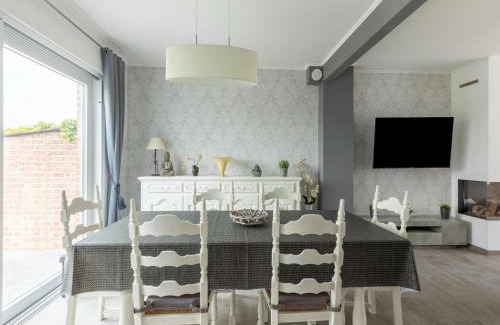Westende Villa | Modern Villa w Private Yard