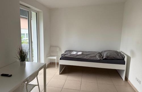 Offenbach am Main Apartment | Modernes 2-Zimmer Apartment mit 4 Einzelbetten, Küche & Balkon