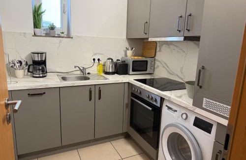 Offenbach am Main Apartment | Modernes 2-Zimmer Apartment mit 4 Einzelbetten, Küche & Balkon