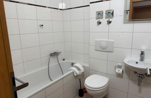 Offenbach am Main Apartment | Modernes 2-Zimmer Apartment mit 4 Einzelbetten, Küche & Balkon