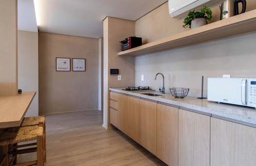 Sambaqui Apartment | Modernidade com banheira e vista para o mar TJ1437