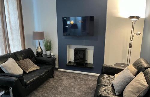 Runcorn Apartment | Modernised 4bed stay-away-home in Runcorn sleeps 7