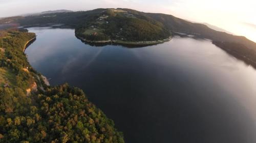 Roznow Villa | Modernistyczna willa poety i aktorki, z widokiem na jezioro i góry oraz prywatnym basenem, sauną, kominkiem, lasem i ogrodem