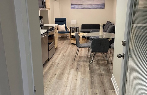 East Credit House | Modernized, Sleek & Cozy Suite, Streestville