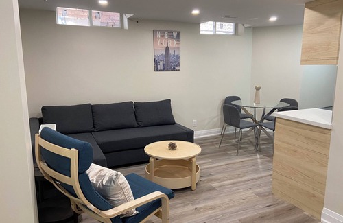 East Credit House | Modernized, Sleek & Cozy Suite, Streestville