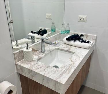 Miraflores Apartment | Moderno Departamento de 2 dormitorios a solo 6 min del Parque Kennedy Miraflores