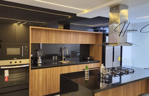 El Vecino Apartment | Moderno,lujoso con hermosa vista 360° de Cuenca equipado con cama de masajes