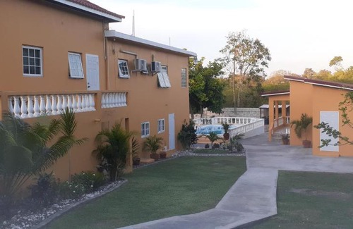 Runaway Bay Bed & Breakfast | Modrians