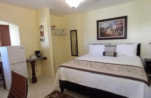 Runaway Bay Bed & Breakfast | Modrians