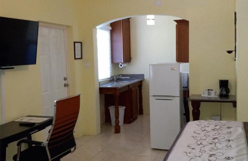Runaway Bay Bed & Breakfast | Modrians