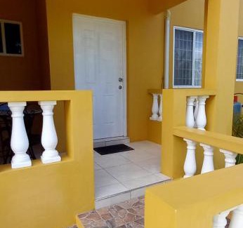 Runaway Bay Bed & Breakfast | Modrians