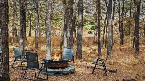 Long Pond House | Mohegan by AvantStay Private Dock Firepit Community Pool Beach