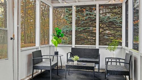 Long Pond House | Mohegan by AvantStay Private Dock Firepit Community Pool Beach