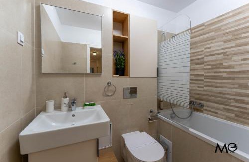 Tractorul Apartment | MoHost Sabina - Signature Retreat with Balcony