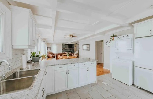 Centre Hastings House | Moira Lake - Lake Front Family Cottage - All Season Oasis