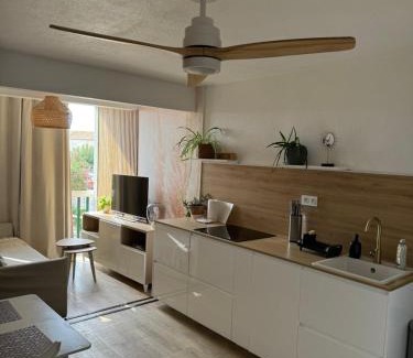 Frontignan Apartment | Mon Appart à la Plage, Piscine, Wifi, TV