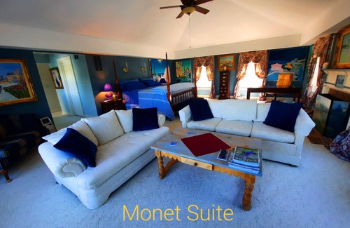 Philomont Bed & Breakfast | Monet HoneymoonSuite Elegant Lrg 2rm w/balcony in villa/Mountn~pasture-pool view