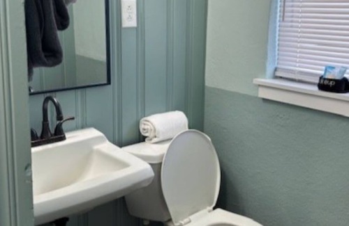 Biltmore Beach Hotel | Monterey Motel - Beach Cottage 11 at Beach Access 8. Large Pool. Newly Remodeled