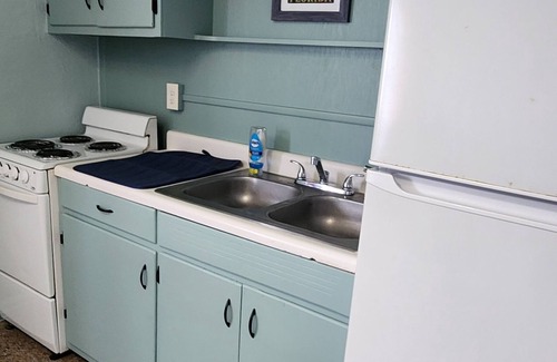 Biltmore Beach Hotel | Monterey Motel - Beach Cottage 6 at Beach Access 8. Large Pool. Newly Remodeled.