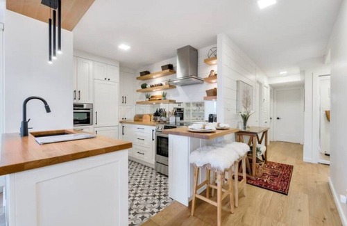 West Side Apartment | Monthly Furnished Rental: Luxuriously Cozy Kerrisdale Apartment- UBC/YVR/DT