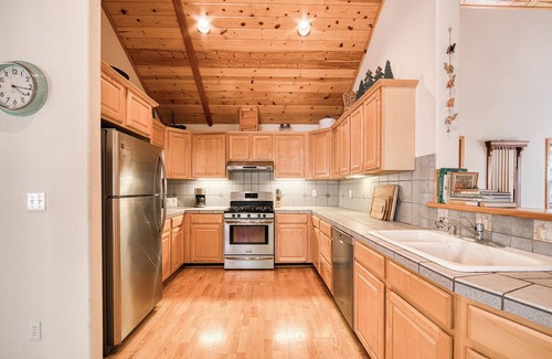 Truckee House | Monthly Lease - Apre Chalet at Tahoe Donner by Tahoe Getaways - 4 BR, Pet friendly w HOA