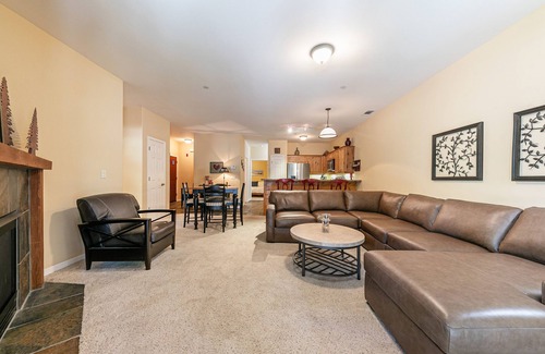 Truckee House | Monthly Lease - The Boulders Condo # 5 by Tahoe Getaways - 2 BR, Pet Friendly w Hot Tub