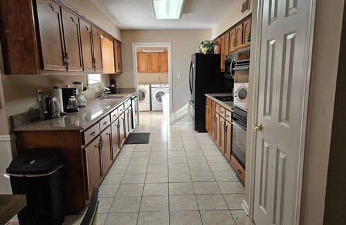 Southwind House | MONTHLY STAYS- 5 BR+ Extra Space Bed with Pool- Master Downstairs