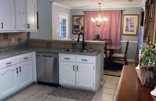 Olive Branch House | MONTHLY STAYS- 6 BR Home with Pool in Olive Branch Suburb Near Stateline
