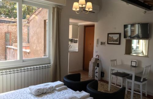 Rione VII Regola Apartment | Montoro 15 Attic Suite