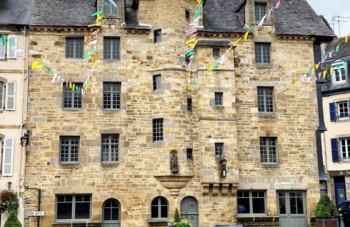 Landerneau House | Monument Historique du Xviième Siècle en Centre Ville
