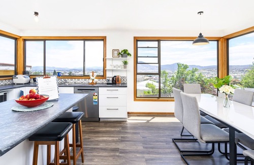 Moonah House | Moonah House-10 mins to CBD & MONA, sleep 11, great view, park 3 cars