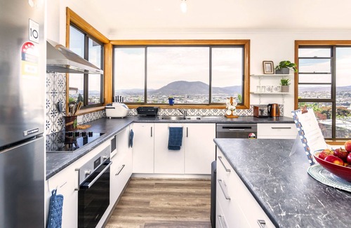 Moonah House | Moonah House-10 mins to CBD & MONA, sleep 11, great view, park 3 cars