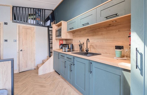 Great Houghton Cottage | MOONLIT SKYLIGHT - BILLING AQUADROME in Billing Aquadrome Holiday Park