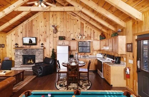 Gatlinburg - Pigeon Forge Cabin | Moonshine Holler