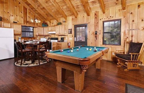 Gatlinburg - Pigeon Forge Cabin | Moonshine Holler