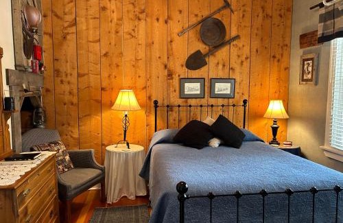 Marysvale Hotel | Moore's Old Pine Inn