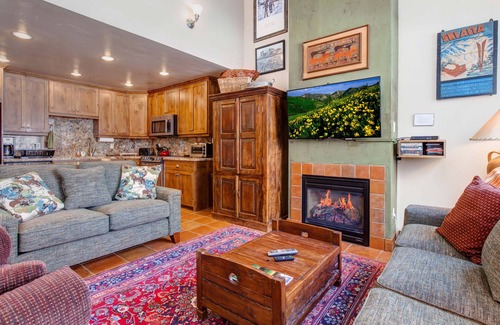 North Park City House | Moose Mgmt at Three Kings 8: King beds-Central AC-Pool-Hot Tub
