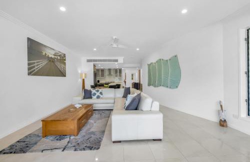 Palm Cove Apartment | Morado at Island Views—A Palm Cove Poolside Oasis