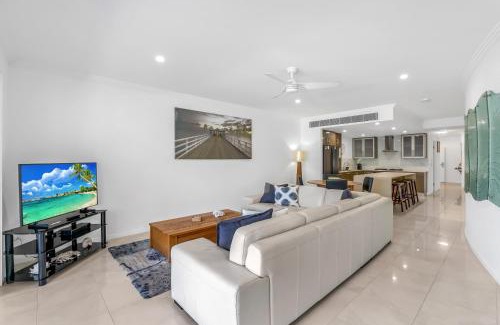 Palm Cove Apartment | Morado at Island Views—A Palm Cove Poolside Oasis