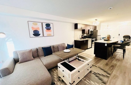 Downtown Edmonton Condo | Mordern 2BedRoom Downtown Apt with Free Parking & Wifi