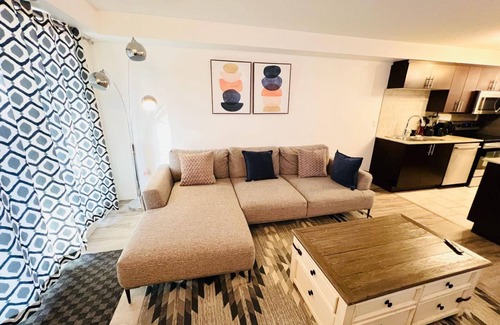Downtown Edmonton Condo | Mordern 2BedRoom Downtown Apt with Free Parking & Wifi