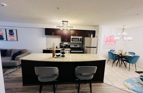 Downtown Edmonton Condo | Mordern 2BedRoom Downtown Apt with Free Parking & Wifi