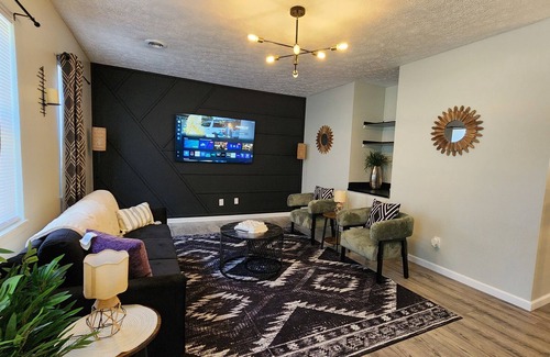 Ashland Apartment | Morning Brew With a Breathtaking Park View, Central to All Things/Places