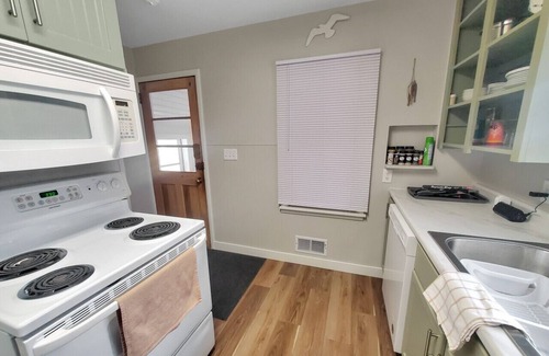 Arnolds Park House | Morning View Cottage at the Lake - Cute Cottage with Lake Views in the heart of Arnolds Park