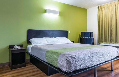 Alexandria Hotel | Motel 6-Alexandria, LA - South