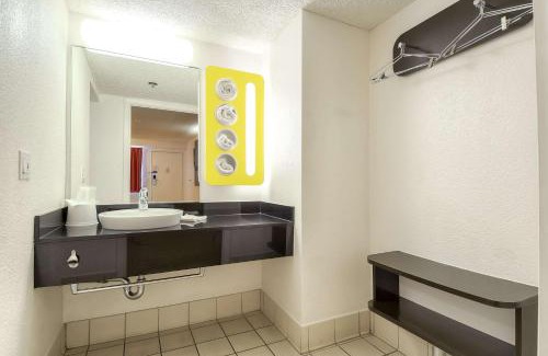 Anaheim Resort Hotel | Motel 6-Anaheim, CA - Maingate