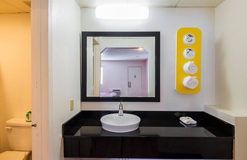 Blue Springs Hotel | Motel 6 Blue Springs, MO