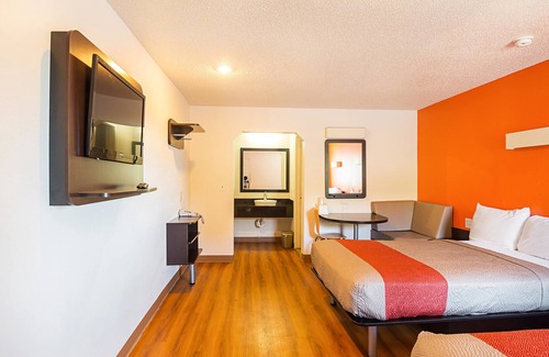 Blue Springs Hotel | Motel 6 Blue Springs, MO